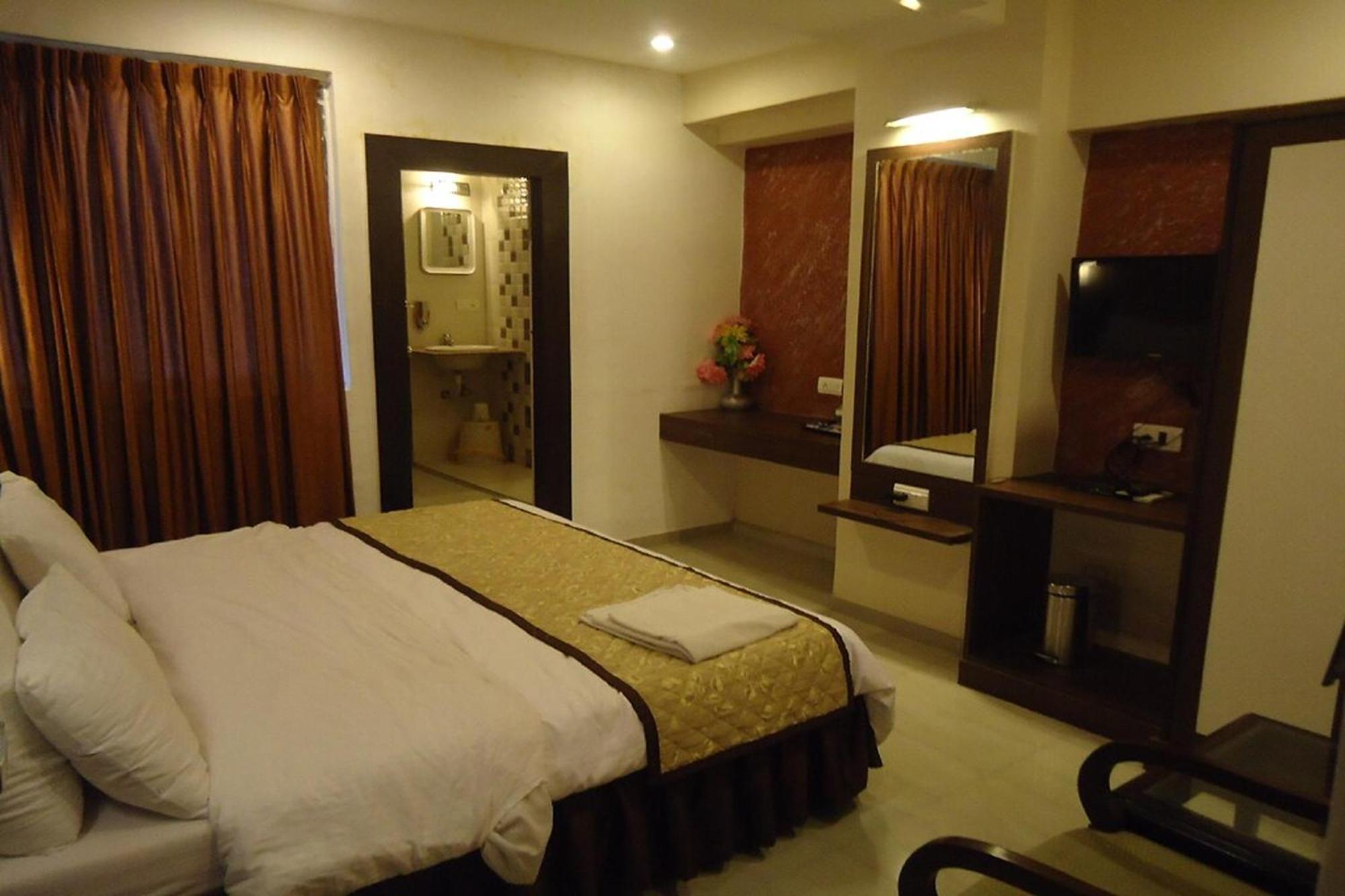 Hotel Maan Residency Satellite Road Ahmedabad Exterior foto