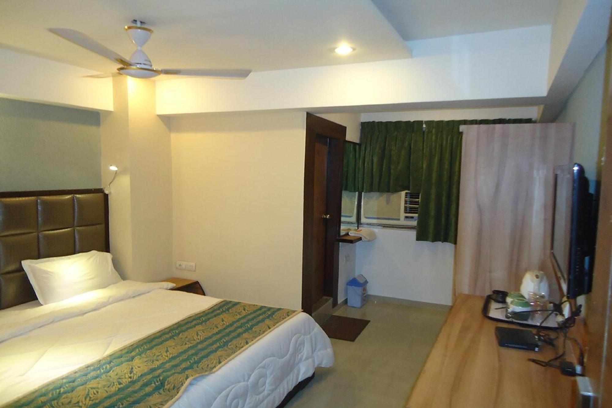 Hotel Maan Residency Satellite Road Ahmedabad Exterior foto