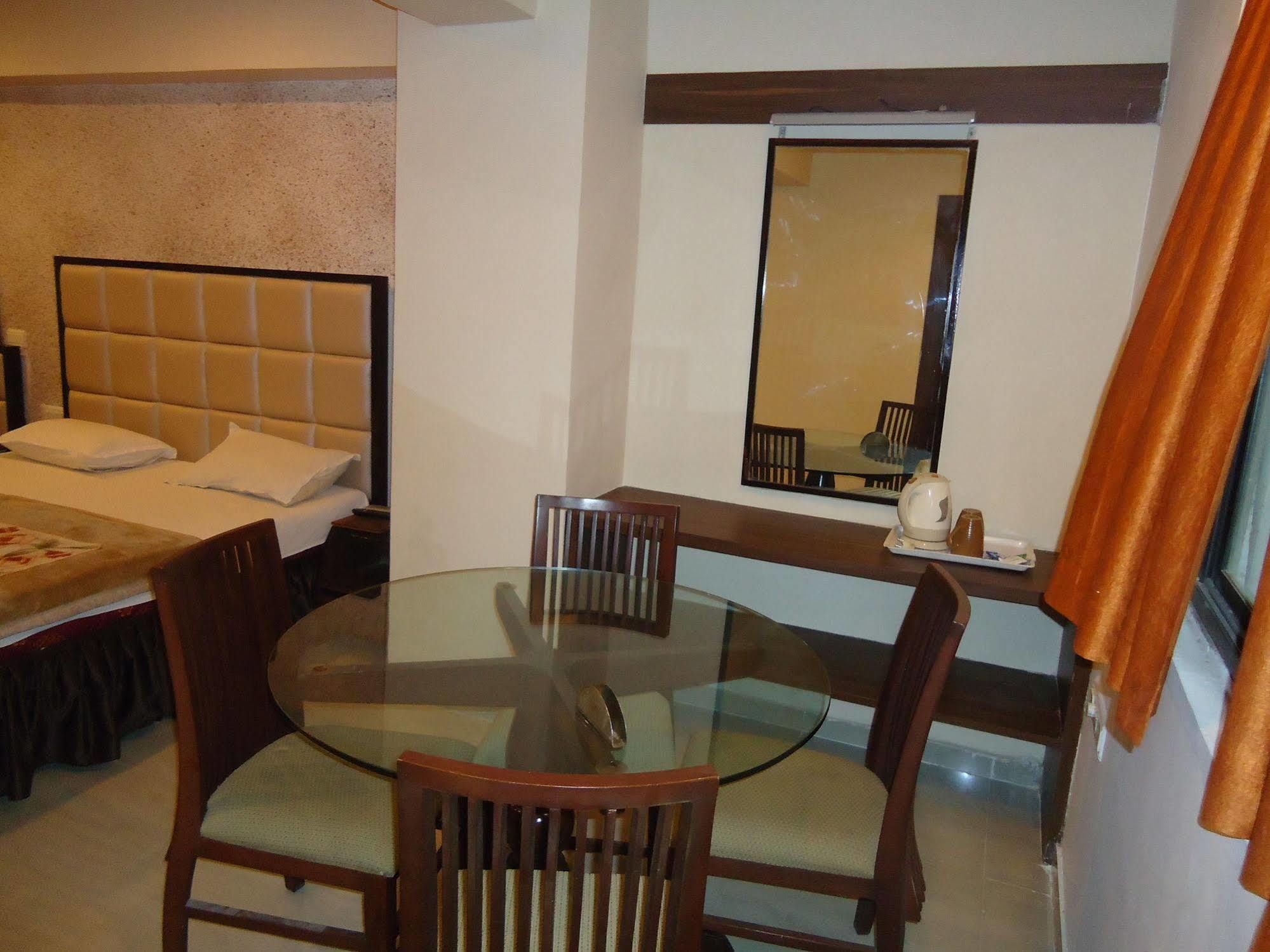 Hotel Maan Residency Satellite Road Ahmedabad Exterior foto