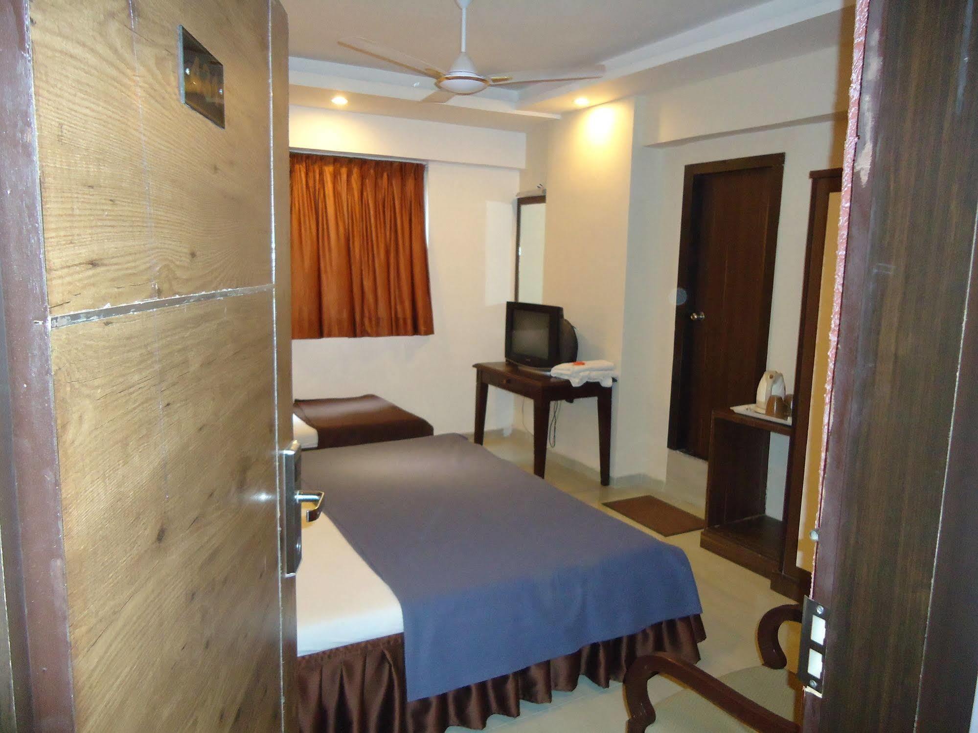 Hotel Maan Residency Satellite Road Ahmedabad Exterior foto