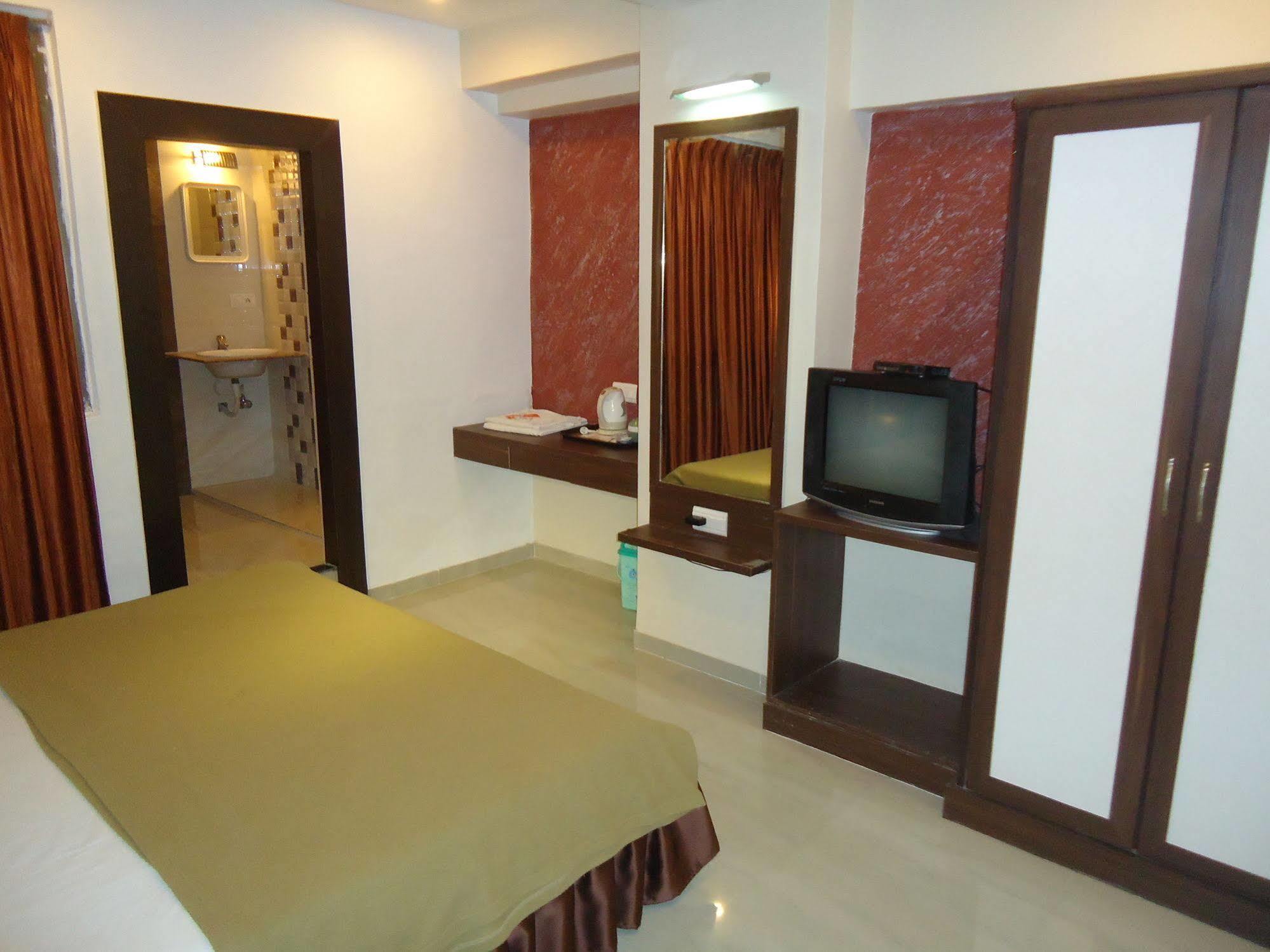 Hotel Maan Residency Satellite Road Ahmedabad Exterior foto