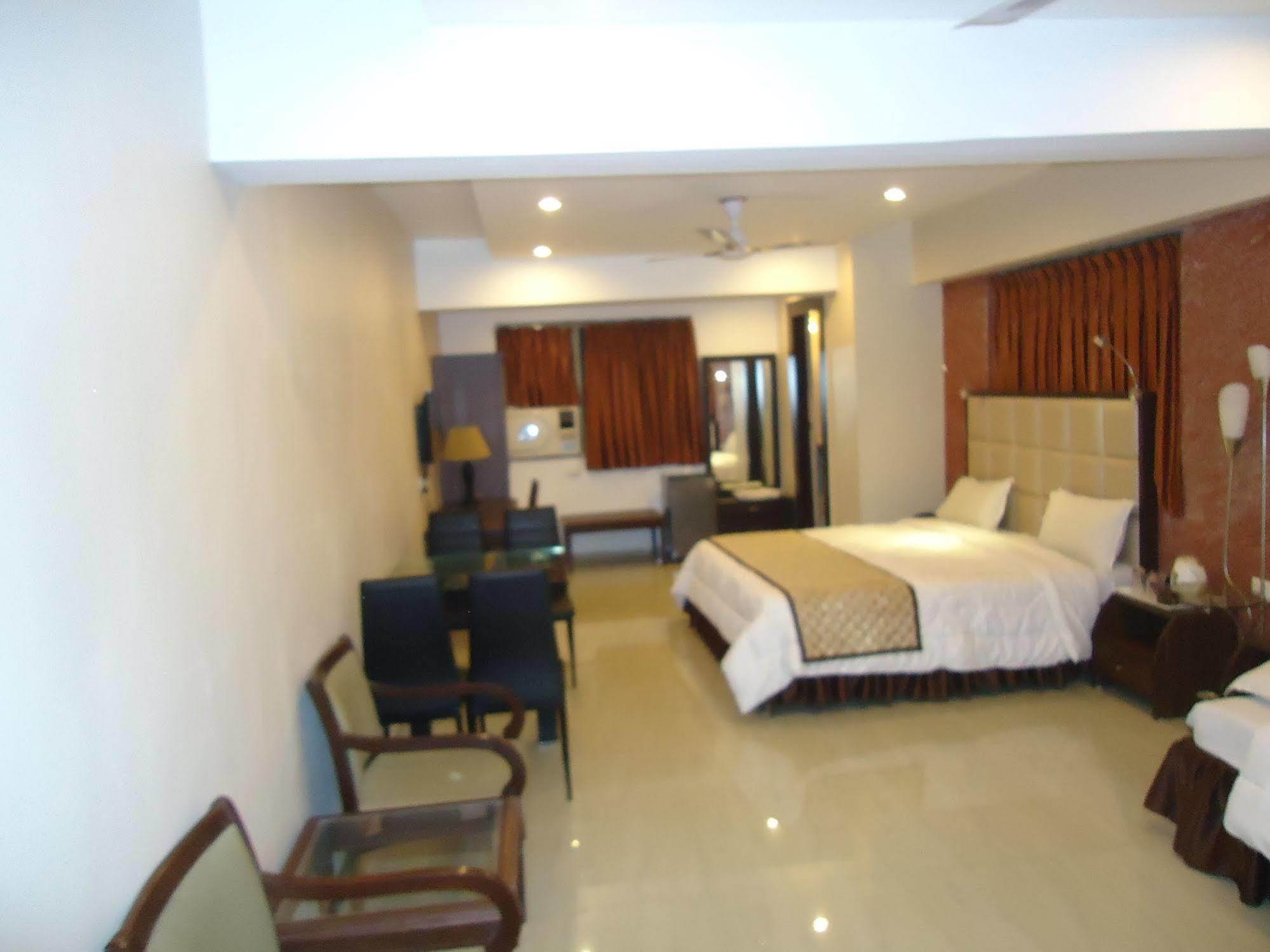 Hotel Maan Residency Satellite Road Ahmedabad Exterior foto
